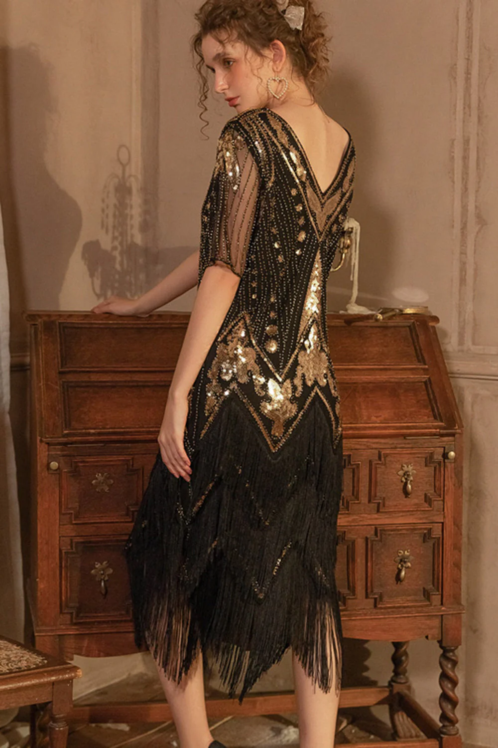 Sparkly Black Golden Short Sleeves V-neck Sequins 1920s Gatsby Dress with Fringes - Image 2