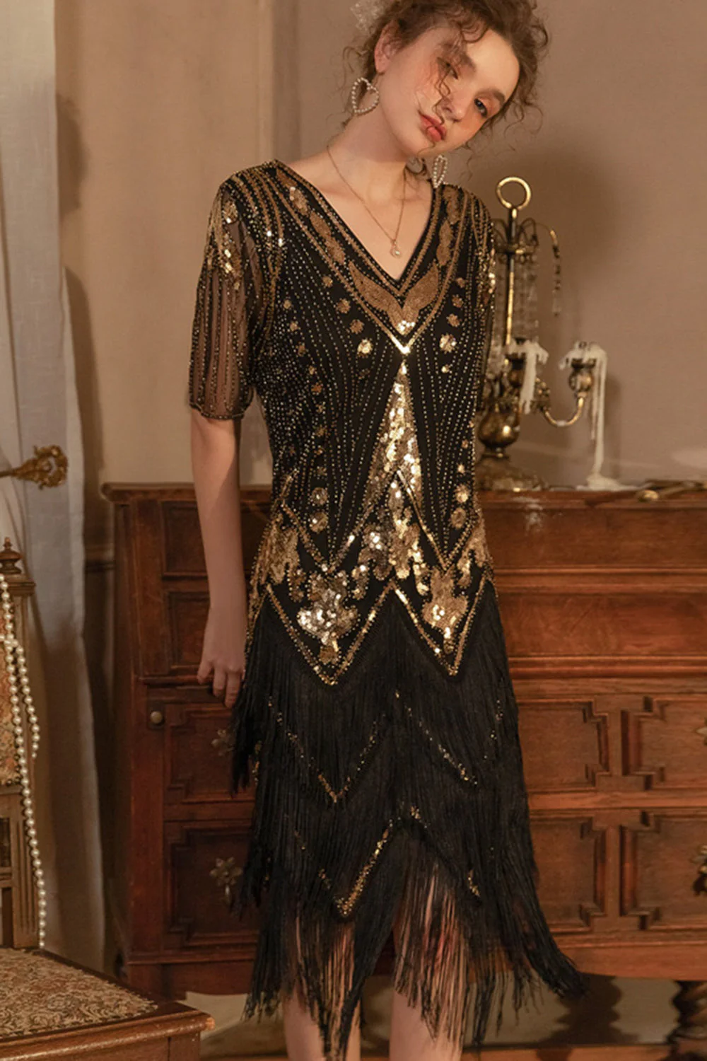 Sparkly Black Golden Short Sleeves V-neck Sequins 1920s Gatsby Dress with Fringes - Image 3