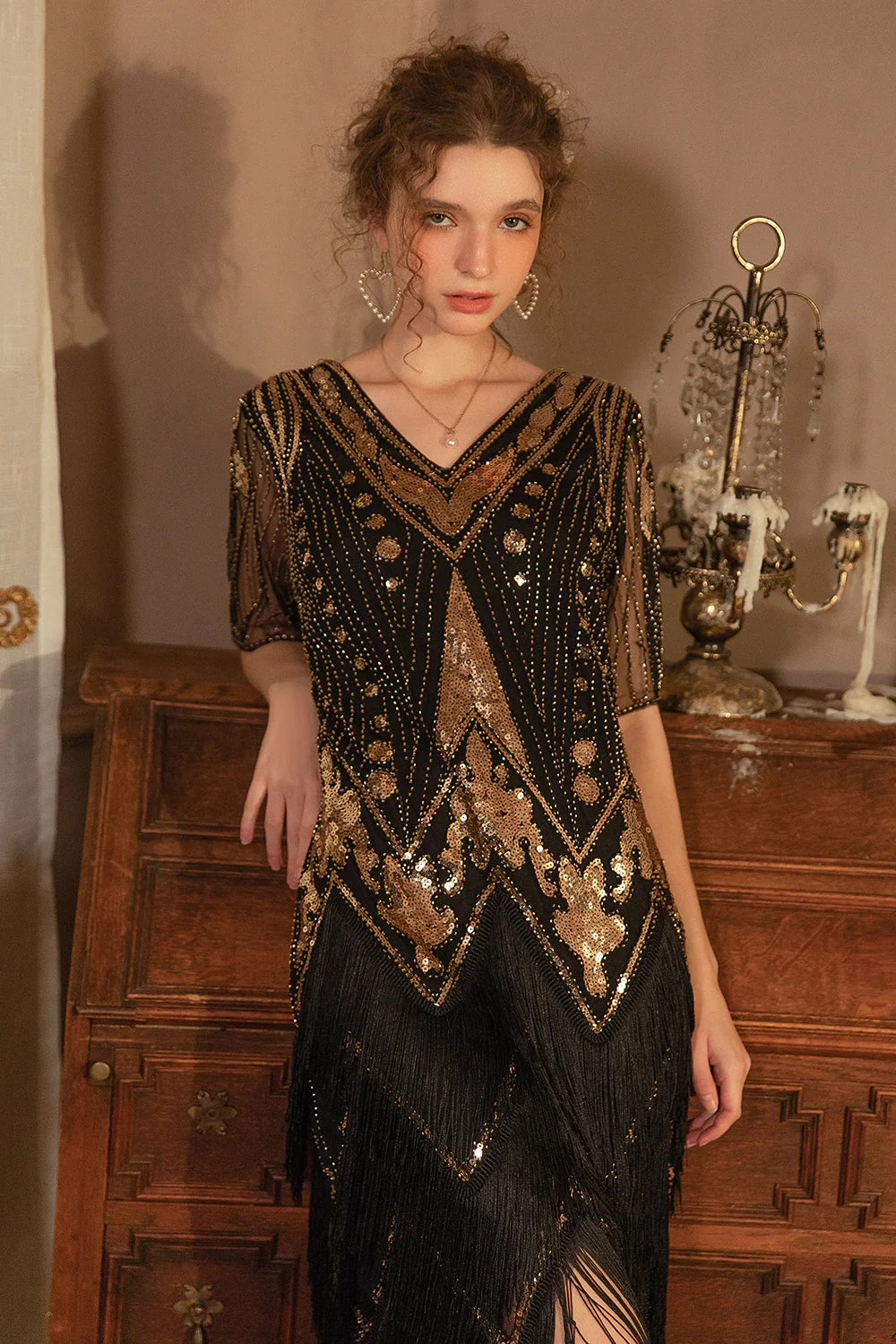 Sparkly Black Golden Short Sleeves V-neck Sequins 1920s Gatsby Dress with Fringes - Image 4